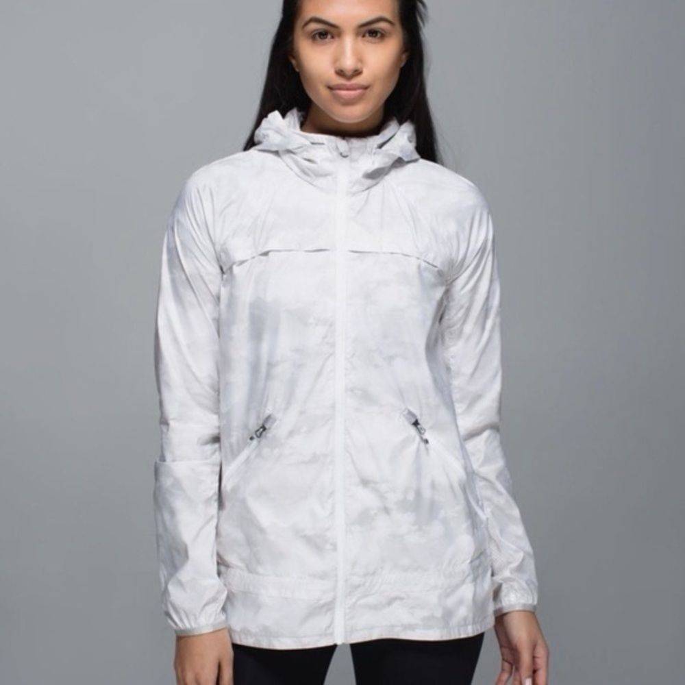 Lululemon 2015 Nimbus Puff White Silver Spoon Miss Misty Jacket Size 6